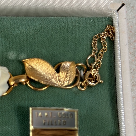 Wells 14Kt gold filled rose and leaf linked bracelets with safety chain (431) - Picture 4 of 7